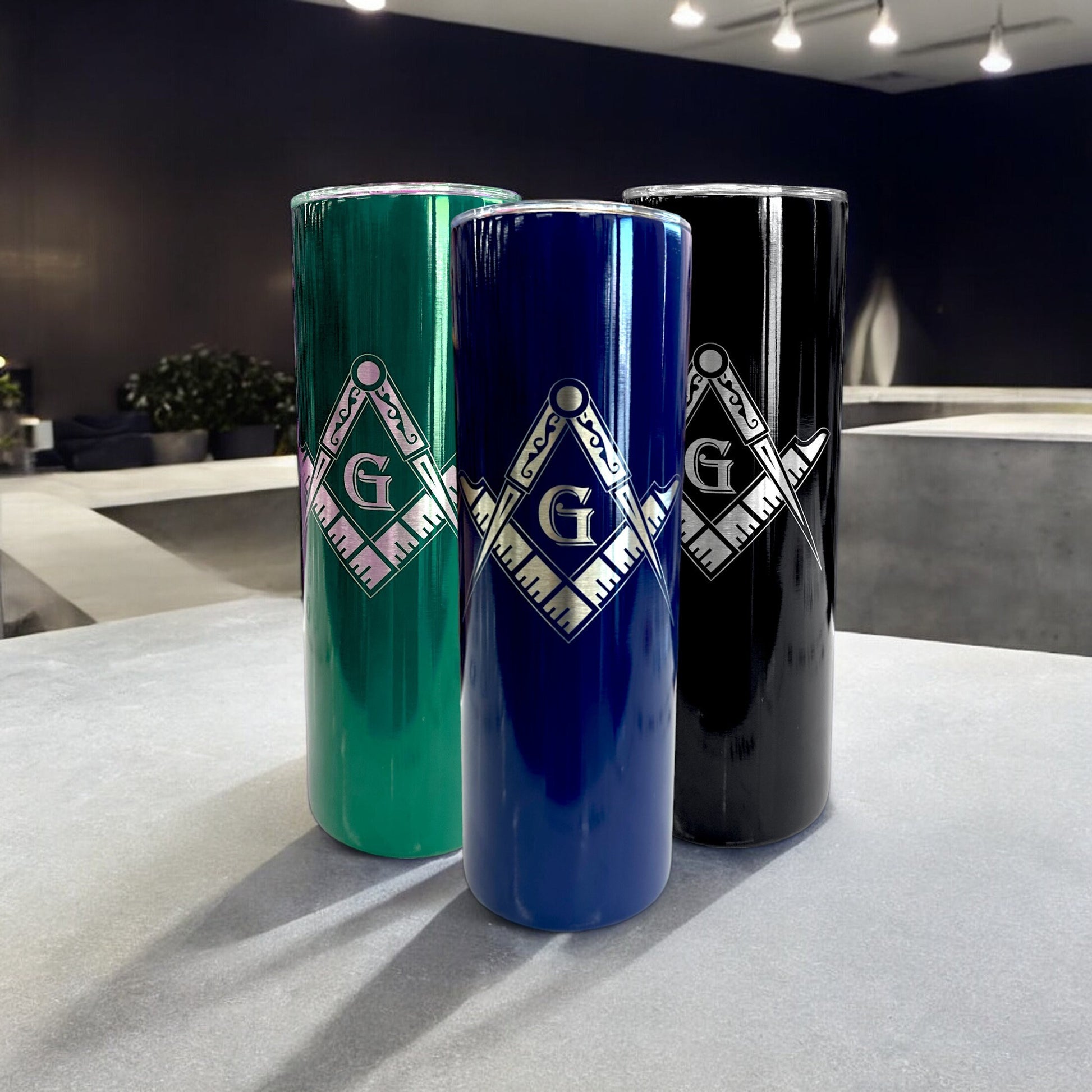 Stainless steel freemason tumbler 20 oz with masonic symbol engraving, shown with a clear lid.
